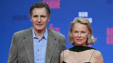 Pamela Anderson y Liam Neeson: el beso que enciende la chispa de un romance inesperado