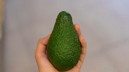 Este es el peor error que puedes cometer al guardar el aguacate: las consecuencias son nefastas y luego no querrás ni verlo