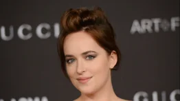 Ni el dinero, ni la fama, ni el amor... La actriz Dakota Johnson revela qué es lo más importante en su vida y lo calcula con un reloj