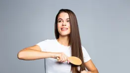 El aceite de esta popular hierba es uno de los remedios naturales más recomendados para estimular el crecimiento del cabello: mejora la circulación de la sangre