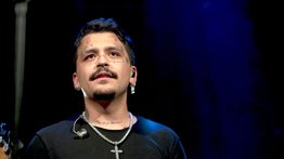 ¿Nodal borracho?: el artista se desploma en pleno concierto y fans afirman que estaba ebrio