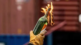 Venezolano es detenido por ataque con bombas molotov en zona comercial: el atentado ocurrió tras el desalojo de comerciantes informales