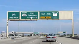 Conductores bajo alerta en California: esta maniobra ya es obligatoria y puede costarte $50 si la ignoras