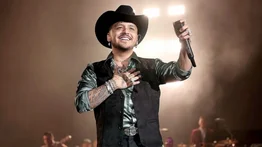 Un beso inesperado: Christian Nodal desata revuelo tras acercamiento con fan durante concierto en Jalisco