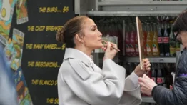 Acaba de cumplir 56 años: Jennifer Lopez revela su sencillo secreto de maquillaje para verse como una veinteañera