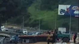 Reportan el volcamiento de una gandola en la bajada de Tazón: fuerte retraso vehícular en la vía