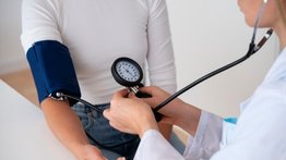 Debes hacerlo todas las noches para controlar tu presión arterial: los mejores hábitos recomendados para proteger tu salud cardiovascular