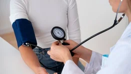 Debes hacerlo todas las noches para controlar tu presión arterial: los mejores hábitos recomendados para proteger tu salud cardiovascular