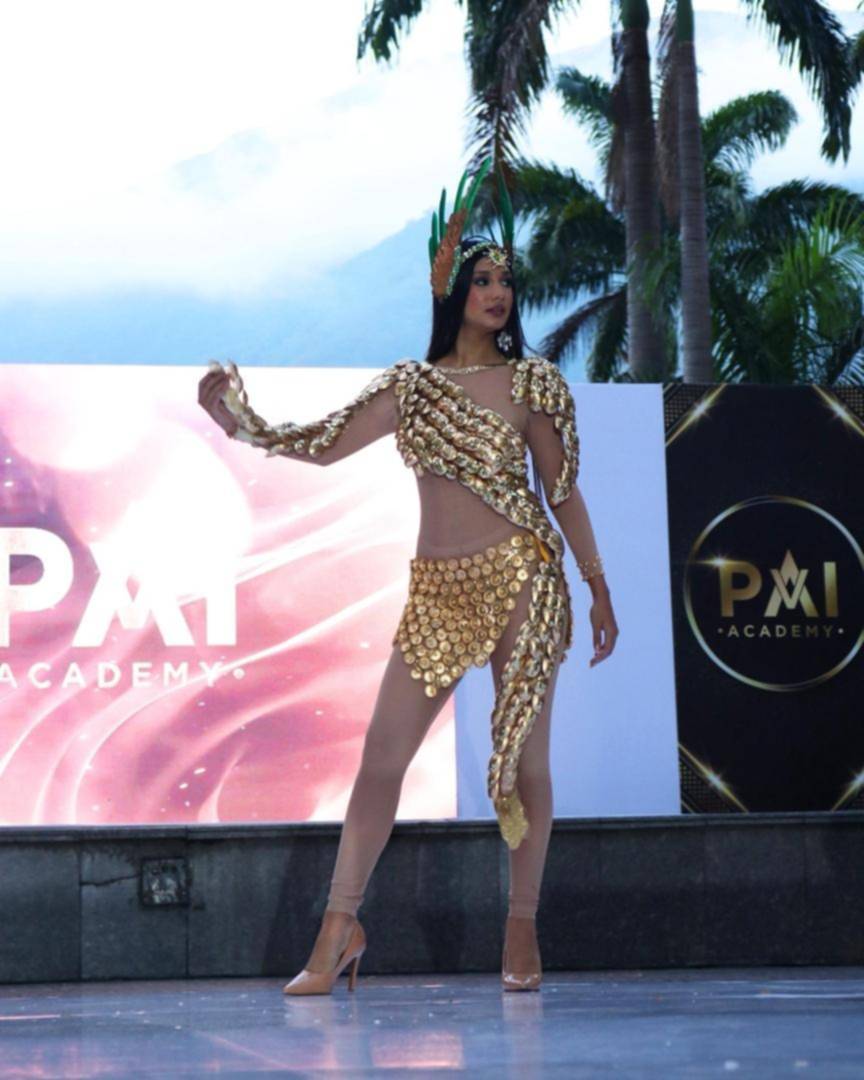 Modelos, reciclaje y arte en vivo: el desfile "Class-715" mostró la moda desde un concepto sustentable Modelos, reciclaje y arte en vivo: el desfile "Class-715" mostró la moda desde un concepto sustentable