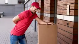 Cuida tu espalda y articulaciones: Esta es la manera correcta de levantar escombros y objetos pesados