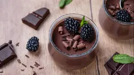 Tres presentaciones de un mismo postre: recetas para elaborar pudín de chocolate