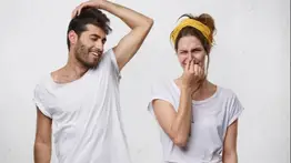 Cómo eliminar las manchas de desodorante de las camisas: Opciones sencillas y económicas 
