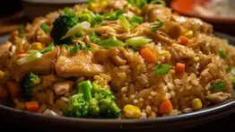Sencillo y nutritivo: receta de arroz con verduras y pollo al tomillo