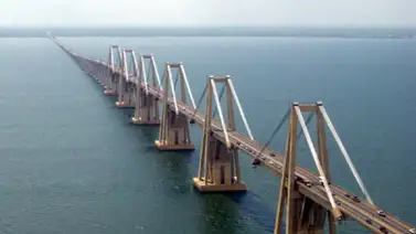 Especialistas evalúan la Pila 23 y las guayas del Puente General Rafael Urdaneta sobre el Lago de Maracaibo Especialistas evalúan la Pila 23 y las guayas del Puente General Rafael Urdaneta sobre el Lago de Maracaibo