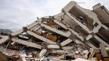 Familia sobrevive al terremoto del 24J en Los Corales: así lo captó la cámara de seguridad Familia sobrevive al terremoto del 24J en Los Corales: así lo captó la cámara de seguridad