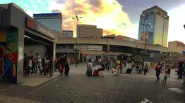 En imágenes: reportan colapso de una cornisa en edificio del bulevar de Sabana Grande