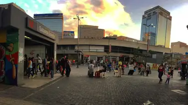 En imágenes: reportan colapso de una cornisa en edificio del bulevar de Sabana Grande En imágenes: reportan colapso de una cornisa en edificio del bulevar de Sabana Grande