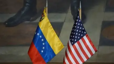 Izan banderas de EEUU y Venezuela en una plaza de Caracas: IMÁGENES Izan banderas de EEUU y Venezuela en una plaza de Caracas: IMÁGENES