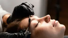 Descubre cuál es el aceite natural que hidrata el vello de las cejas: así debes aplicarlo para aprovechar su efecto