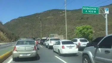 Reportan volcamiento de grúa en la carretera Caracas-La Guaira: video Reportan volcamiento de grúa en la carretera Caracas-La Guaira: video