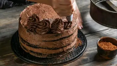Bizcocho de chocolate con cinco ingredientes económicos: aprende a prepararlo en casa fácil y rápido Bizcocho de chocolate con cinco ingredientes económicos: aprende a prepararlo en casa fácil y rápido