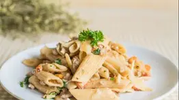 ¡Listo en 30 minutos y con menos de 10 ingredientes!: Prepara macarrones con pollo y verduras para el almuerzo 