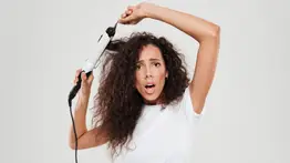 ¡Sin necesidad de productos químicos! Controla el frizz con este aceite natural rico en vitaminas: así debes aplicarlo