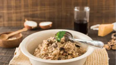 Prepara un exquisito risotto de champiñones 100% vegano: cocina saludable en casa Prepara un exquisito risotto de champiñones 100% vegano: cocina saludable en casa