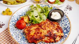 La mejor receta italiana: Así se prepara un cremoso pollo a la parmesana