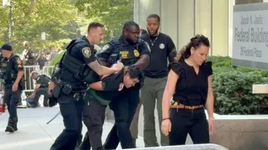 Detienen a un hombre tras detonar un artefacto frente a oficinas del FBI e ICE en NYC Detienen a un hombre tras detonar un artefacto frente a oficinas del FBI e ICE en NYC
