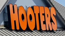 Adiós a una era: el drástico e inesperado cambio que Hooters aplicará en todos sus restaurantes