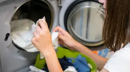¿Tu ropa perdió el color después de varias lavadas?: Experto revela que no es mala calidad, sino que estás cometiendo estos errores 