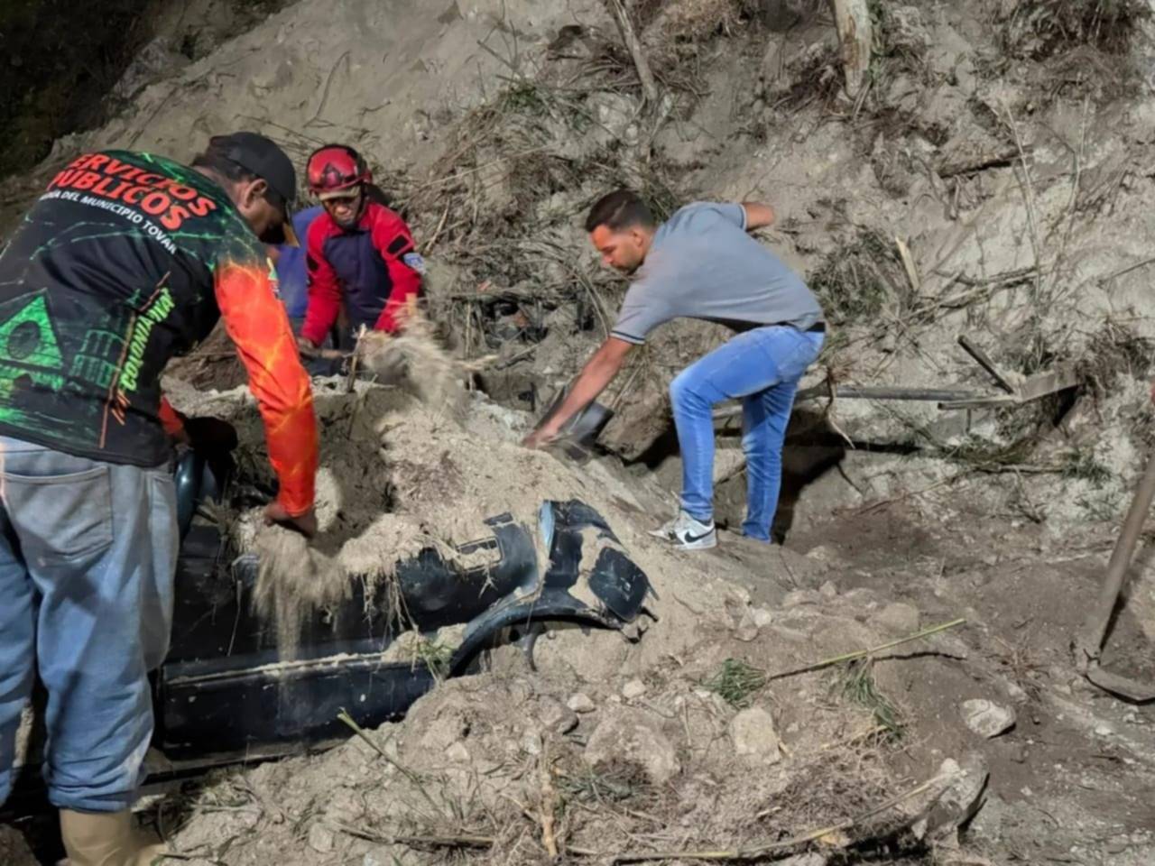 Deslizamiento de tierra sepulta varios vehículos en la Colonia Tovar: autoridades revelan balance del incidente