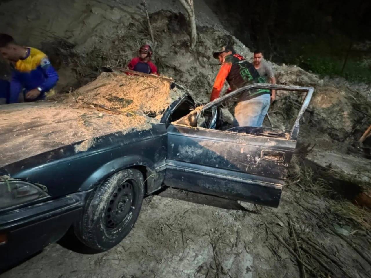 Deslizamiento de tierra sepulta varios vehículos en la Colonia Tovar: autoridades revelan balance del incidente