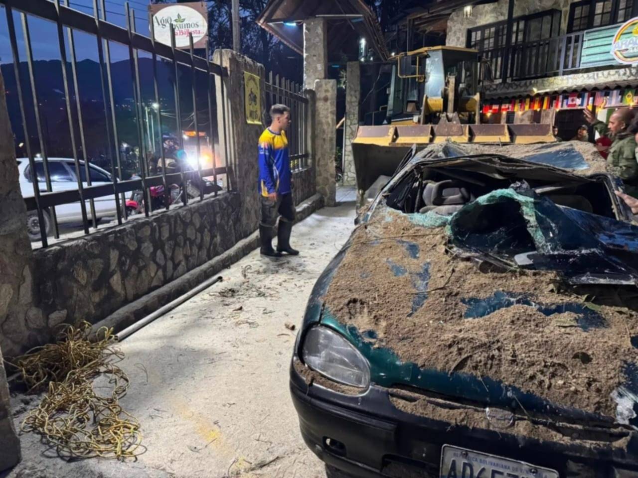 Deslizamiento de tierra sepulta varios vehículos en la Colonia Tovar: autoridades revelan balance del incidente