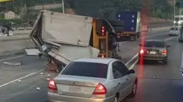 Saquean camión volcado en la bajada de Tazón: el incidente quedó registrado en video