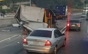 Saquean camión volcado en la bajada de Tazón: el incidente quedó registrado en video