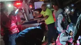 Vehículo cayó al vacío en tramo de la Autopista Regional del Centro: bomberos rescatan a dos víctimas