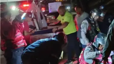 Vehículo cayó al vacío en tramo de la Autopista Regional del Centro: bomberos rescatan a dos víctimas Vehículo cayó al vacío en tramo de la Autopista Regional del Centro: bomberos rescatan a dos víctimas