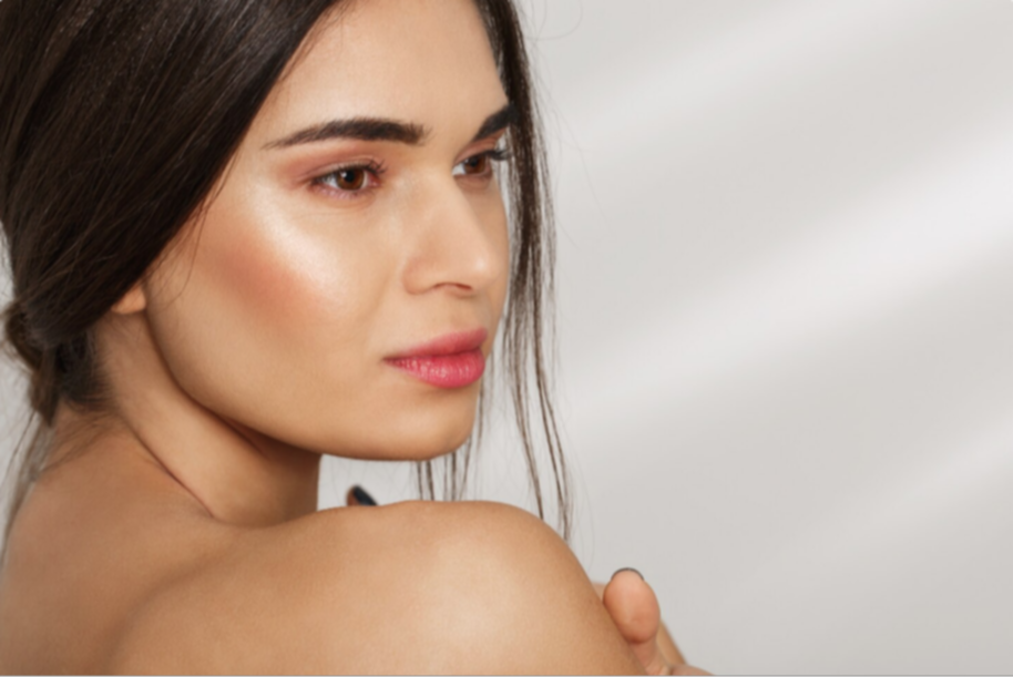 Efectos del estrés en el rostro: claves de maquillaje para disimular el cansancio diario