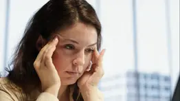 Efectos del estrés en el rostro: claves de maquillaje para disimular el cansancio diario