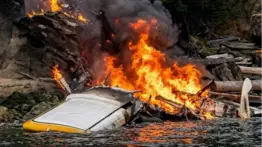 En video: hidroavión con 11 pasajeros se incendia tras aterrizaje forzoso en Washington