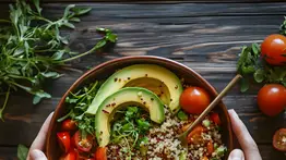 Frescura y nutrición en un solo plato: ensalada cremosa de quinoa, aguacate y vegetales