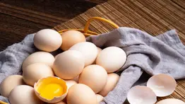 Huevos revueltos al estilo mediterráneo con sofrito criollo: el desayuno perfecto para la salud intestinal