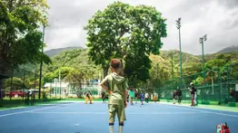 Más de 100 niños de Naiguatá participaron en una jornada comunitaria impulsada por Bajo el Árbol y LOS MENOR3S 