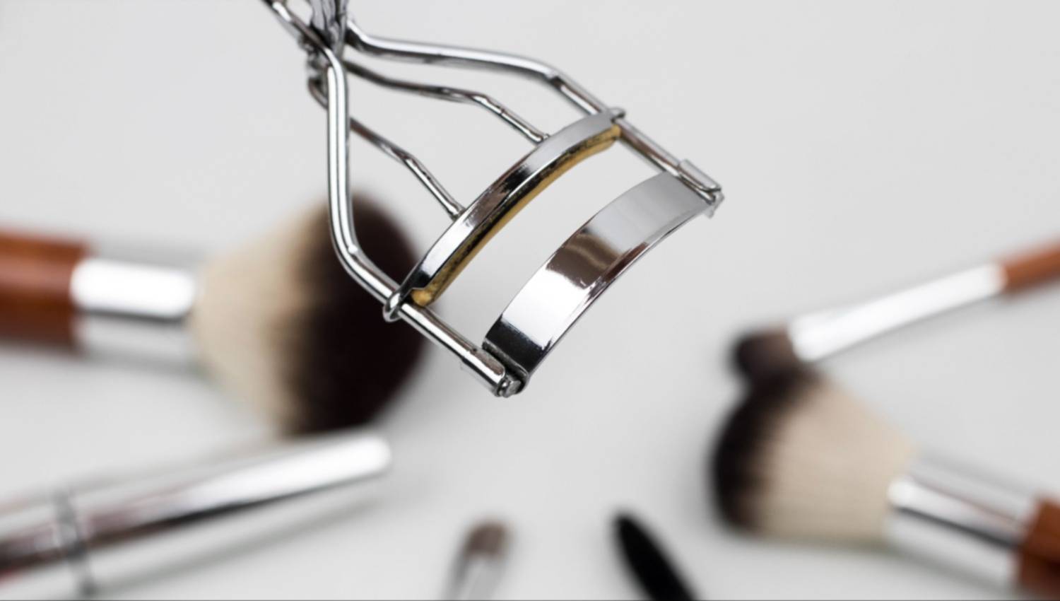 Unas pestañas de encanto: estética y aseo deben ir de la mano 