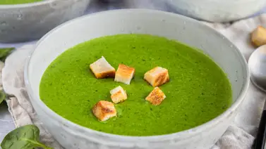 Crema de calabacín y espinacas: una opción nutritiva y ligera Crema de calabacín y espinacas: una opción nutritiva y ligera