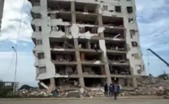 Demolición controlada en La Guaira: dinamitan la torre C de la OPP Luisa Cáceres de Arismendi