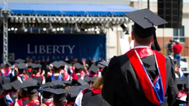 EEUU analiza cobrar una tarifa de 100 mil dólares a recién graduados extranjeros EEUU analiza cobrar una tarifa de 100 mil dólares a recién graduados extranjeros