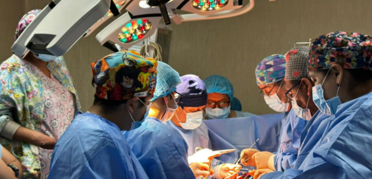 Logran implantar primer corazón artificial sin válvulas en Texas